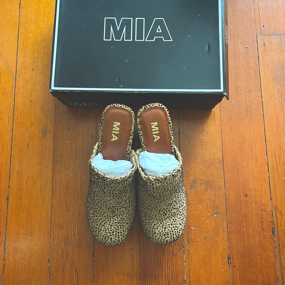 Mia Poppy Cheetah Print Clogs size 38 New